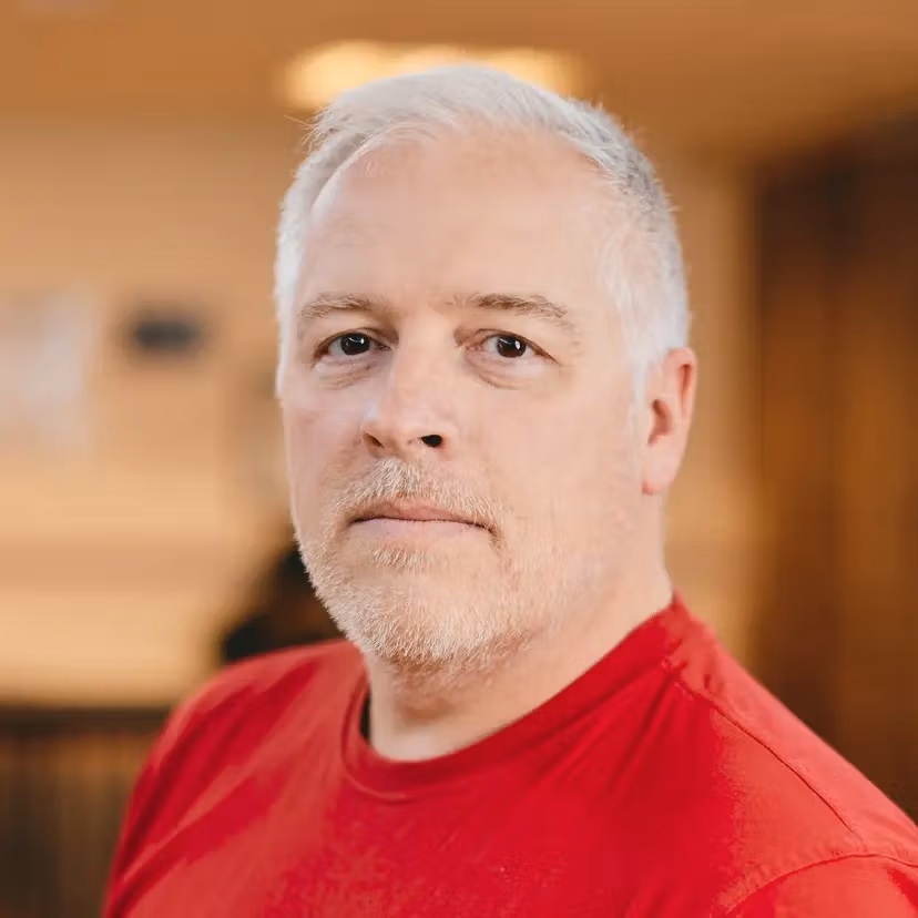 Jon Henriksen, daglig leder og trafikklærer i Fossedal Trafikkskole AS